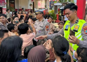Satuan Lalu Lintas (Sat Lantas) Polresta Manado turut serta dalam program “Polisi Sahabat Anak” dengan mengadakan kegiatan positif di sekolah dasar yang berada di wilayah hukum Polresta Manado, Sabtu (9/12/2023) pagi.