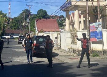 Patroli rayon Samapata Polresta Manado menjalankan kegiatan Paja Somat (Polisi Jaga Gereja dan Sholat Jumat) dengan sukses di depan Gereja Solagratia Tikala. Dalam operasi ini, petugas kepolisian memantau dengan cermat jalannya ibadah yang sedang berlangsung untuk memastikan keamanan dan ketertiban, Minggu (10/12/2023).