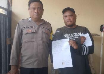 Aiptu R Waloni, Bhabinkamtibmas Kelurahan Sumompo Mahawu, melaksanakan kegiatan problem solving di rumah Kisman Dungio, seorang pedagang berusia 42 tahun yang tinggal di Kelurahan Mahawu Link IV, Kecamatan Tuminting pada hari Sabtu, tanggal 9 Desember 2023, jam 10.00 Wita