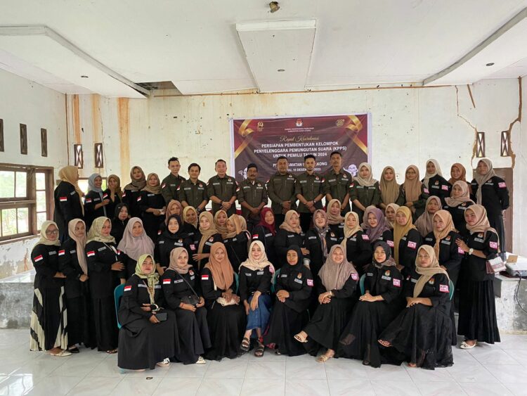 Panitia Pemilihan Kecamatan (PPK), Paya Bakong, Kabupaten Aceh Utara, melakukan Bimbingan Teknis (Bimtek) terhadap Panitia Pemungutan Suara (PPS) se kecamatan setempat di Balai Desa Kecamatan, Minggu 10 Desember 2023.