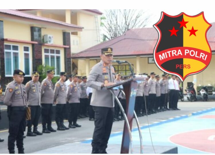 Kapolres Sidrap AKBP Erwin Syah, S.I.K.,M.H pimpin Apel Jam Pimpinan di Lapangan Apel Presisi Polres Sidrap, Jalan Bau Massepe No. 01, Kelurahan Pangkajene, Kecamatan Maritengngae, Kabupaten Sidrap. Senin (11/12/2023) sekitar Pukul 08.00 Wita.