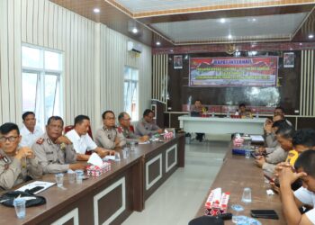 Rapat internal di aula Pusuk Buhit Mako Polres Samosir yang dipimpin oleh Kapolres Samosir AKBP Yogie Hardiman, S.H., S.I.K., M.H. Senin( 11/12/2023) Rapat ini dihadiri oleh Wakapolres Samosir, Para Kabag, Para Kasat, Para Kasi, Para Kapolsek, dan Para Kanit.