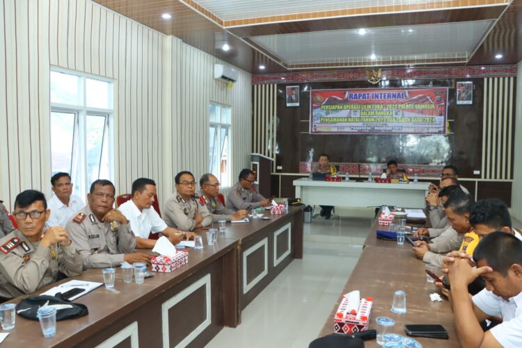 Rapat internal di aula Pusuk Buhit Mako Polres Samosir yang dipimpin oleh Kapolres Samosir AKBP Yogie Hardiman, S.H., S.I.K., M.H. Senin( 11/12/2023) Rapat ini dihadiri oleh Wakapolres Samosir, Para Kabag, Para Kasat, Para Kasi, Para Kapolsek, dan Para Kanit.