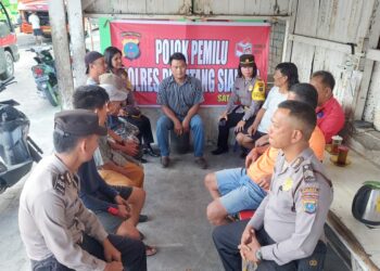 Teks foto: Kasat Binmas Polres Pematang Siantar AKP Jahrona Sinaga SH laksanakan kegiatan Pojok Pemilu 2024. Foto: Dok. Polres Pematang Siantar.