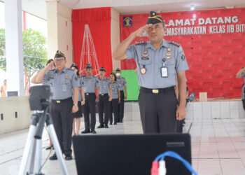 Bertindak sebagai pembina apel, Kepala Kantor Wilayah Kemenkumham Sulut, Ronald Lumbuun, menyampaikan kepada seluruh peserta apel untuk tetap memberikan pelayanan prima kepada masyarakat. Senin (11/12 /23).