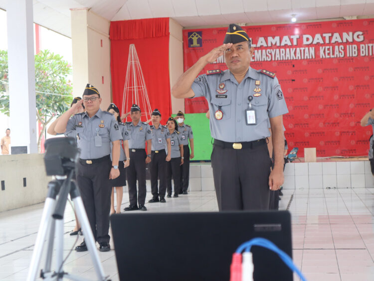 Bertindak sebagai pembina apel, Kepala Kantor Wilayah Kemenkumham Sulut, Ronald Lumbuun, menyampaikan kepada seluruh peserta apel untuk tetap memberikan pelayanan prima kepada masyarakat. Senin (11/12 /23).