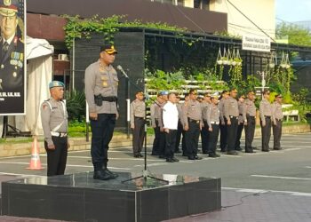 APEL TERAKHIR: Wakapolrestabes Medan AKBP Dr Yudhi Hery Setiawan memimpin apel terakhir di Mapolrestabes, Senin (11/12/2023).(Foto Dok/Polrestabes)