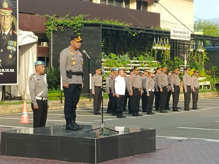 APEL TERAKHIR: Wakapolrestabes Medan AKBP Dr Yudhi Hery Setiawan memimpin apel terakhir di Mapolrestabes, Senin (11/12/2023).(Foto Dok/Polrestabes)