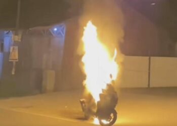 DIBAKAR: Sepedamotor milik terduga pencuri besi dibakar massa di Jalan Tuasan, Kecamatan Medan Tembung, Senin (11/12/2023).(Foto Dok/Screenshot)
