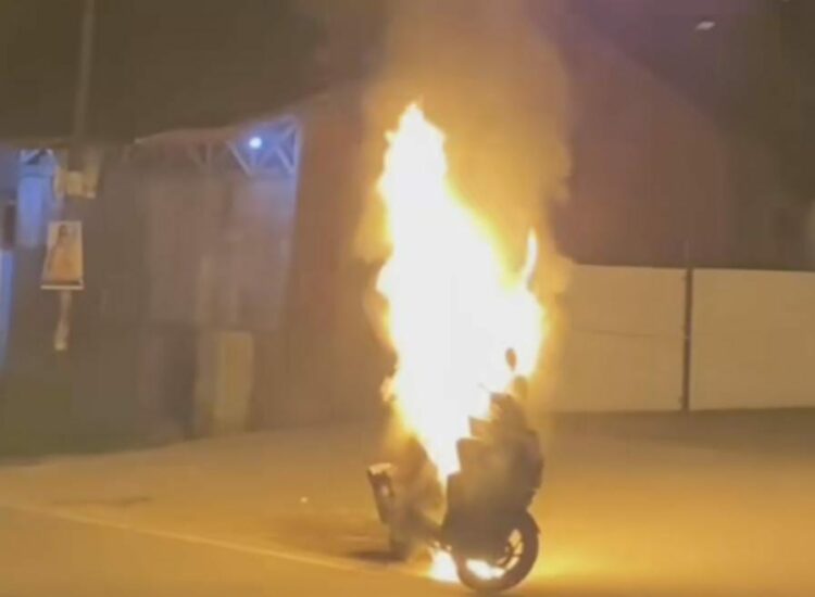 DIBAKAR: Sepedamotor milik terduga pencuri besi dibakar massa di Jalan Tuasan, Kecamatan Medan Tembung, Senin (11/12/2023).(Foto Dok/Screenshot)