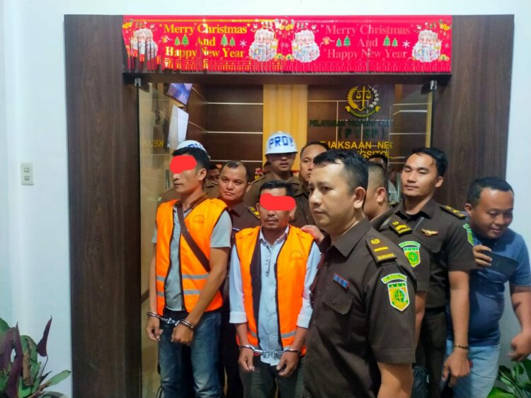 Penyidik kejaksaan negeri Gunungsitoli tahan dua orang tersangka kasus korupsi di kejaksaan negeri Gunungsitoli pada senin 11/12/2023.