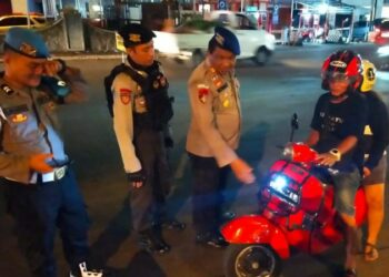 Pada hari Minggu, 10 Desember 2023, pukul 20.30 WITA, Lapangan Apel Polresta Manado menjadi saksi pelaksanaan Apel Pengecekan Pers Piket yang dipersiapkan dengan seksama untuk mengikuti Kegiatan Rutin yang Ditingkatkan (KRYD)