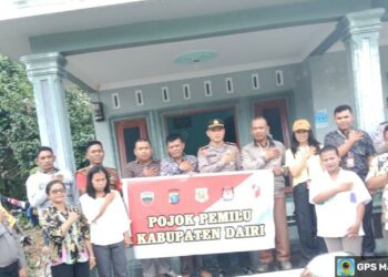 Kapolsek Buntu Raja AKP Daniel J. Manik, SH bersama personil melaksanakan kegiatan pojok pemilu bertempat Di Panwascam kecamatan Siempat Nempu Desa Adian nangka Kabupaten Dairi. Selasa (12/12/2023).