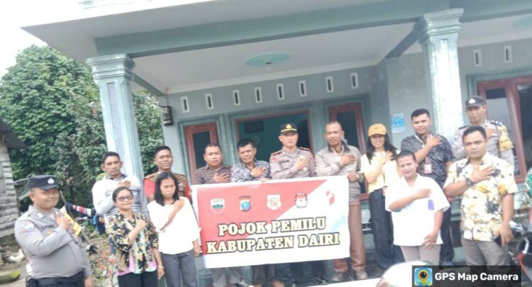 Kapolsek Buntu Raja AKP Daniel J. Manik, SH bersama personil melaksanakan kegiatan pojok pemilu bertempat Di Panwascam kecamatan Siempat Nempu Desa Adian nangka Kabupaten Dairi. Selasa (12/12/2023).