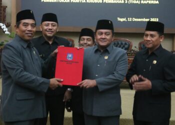 Rapat Paripurna DPRD dengan acara Penyampaian Jawaban DPRD atas Pendapat Wali Kota terhadap Usul Raperda DPRD, Jawaban Wali Kota atas Pemandangan Umum Fraksi-fraksi DPRD terhadap 2 Rancangan Peraturan Daerah (Raperda) dan Penetapan Pembentukan Pansus di Ruang Paripurna DPRD, Selasa (12/12/2023) siang.