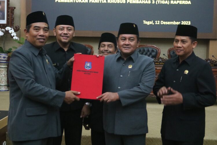 Rapat Paripurna DPRD dengan acara Penyampaian Jawaban DPRD atas Pendapat Wali Kota terhadap Usul Raperda DPRD, Jawaban Wali Kota atas Pemandangan Umum Fraksi-fraksi DPRD terhadap 2 Rancangan Peraturan Daerah (Raperda) dan Penetapan Pembentukan Pansus di Ruang Paripurna DPRD, Selasa (12/12/2023) siang.