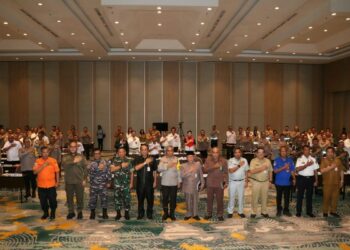 Polda Sulawesi Utara bersama TNI dan Pemerintah Daerah serta seluruh stakeholder terkait melaksanakan rapat koordinasi lintas sektoral kesiapan pengamanan perayaan Natal 2023 dan tahun baru 2024 (Nataru). Rakor digelar di Hotel Luwansa Manado, Selasa (12/12/2023) dipimpin Kapolda Sulut Irjen Pol Setyo Budiyanto, dihadiri perwakilan Forkopimda Sulut, pejabat lintas sektor, para Kepala Dinas, para PJU Polda dan para Kapolres/ta jajaran.