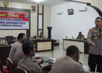 ARAHAN : Ketua Tim Supervisi Fungsi Binmas Korbinmas Baharkam Polri, Kombes Pol Harry Purnomo didampingi Wakapolres Sergai Kompol Damos C Aritonang memberi arahan ke para Kanit Binmas dan Bhabinkamtibmas jajaran Polres Sergai, Selasa (12/12/2023). (Foto Dok/Humas Polres)