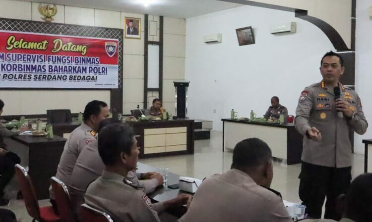 ARAHAN : Ketua Tim Supervisi Fungsi Binmas Korbinmas Baharkam Polri, Kombes Pol Harry Purnomo didampingi Wakapolres Sergai Kompol Damos C Aritonang memberi arahan ke para Kanit Binmas dan Bhabinkamtibmas jajaran Polres Sergai, Selasa (12/12/2023). (Foto Dok/Humas Polres)