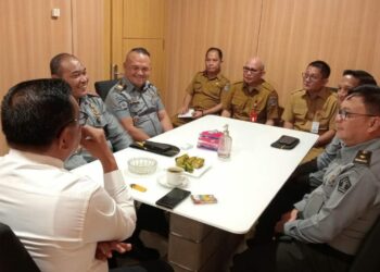 Bertempat di Kantor Walikota, Kepala Lapas Kelas IIB Bitung, Syukron Hamdani, didampingi Kepala Seksi Bimbingan Narapidana, Donald K. Maleke, Kepala Kesatuan Pengamanan Lapas, Jerry Djarang, dan Kepala Sub Seksi Perawatan Narapidana, Michael Mentu, menemui Walikota Kota Bitung Maurits Mantiri. Rabu (13/12/23).