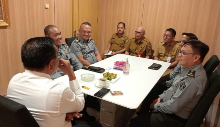 Bertempat di Kantor Walikota, Kepala Lapas Kelas IIB Bitung, Syukron Hamdani, didampingi Kepala Seksi Bimbingan Narapidana, Donald K. Maleke, Kepala Kesatuan Pengamanan Lapas, Jerry Djarang, dan Kepala Sub Seksi Perawatan Narapidana, Michael Mentu, menemui Walikota Kota Bitung Maurits Mantiri. Rabu (13/12/23).