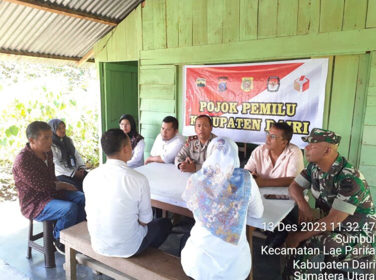 Kapolsek Sidikalang Kota AKP Sukanto Berutu, SH melaksanakan kegiatan pojok pemilu bertempat di Warung kopi ibu Parnawati Berutu kecamatan berampu Kabupaten Dairi. Rabu (13/12/2023).
