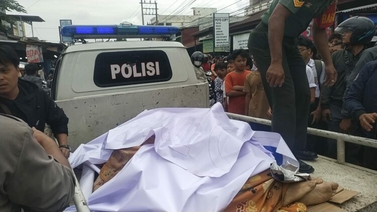 DIEVAKUASI: Jenazah Yoga Syahputra dievakuasi ke RS Bhayangkara Medan, Rabu (13/12/2023). (Foto Dok/ Warga)