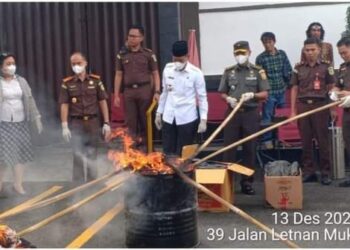 Kejaksaan Negeri Ogan Komering Ilir (Kejari OKI) menggelar pemusnahan barang bukti perkara tindak pidana yang telah mempunyai kekuatan hukum tetap (Inkracht). Kajari OKI Hendri Hanafi, SH, MH mengatakan barang-barang bukti tersebut terdiri dari jenis barang bukti Narkotika, Senjata Api, Senjata Tajam, Pakaian, di Halaman Kantor Kejari OKI
