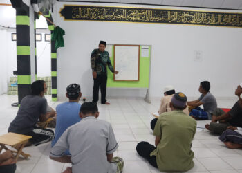 Bertempat di Masjid Nurul Insan Lapas Bitung, kegiatan ini dipimpin oleh Seksi Bimas Islam Kantor Urusan Agama (KUA) Kecamatan Ranowulu, Muhammad Akil, Rabu 14/12/23. Para warga binaan terlihat antusias dalam menerima materi seputaran tajwid dan tanda baca yang diberikan oleh Akil dan jajaran. Akil menegaskan bahwa penyebutan tajwid adalah hal yang utama sebab salah dalam penyebutan maka artinya akan keliru.