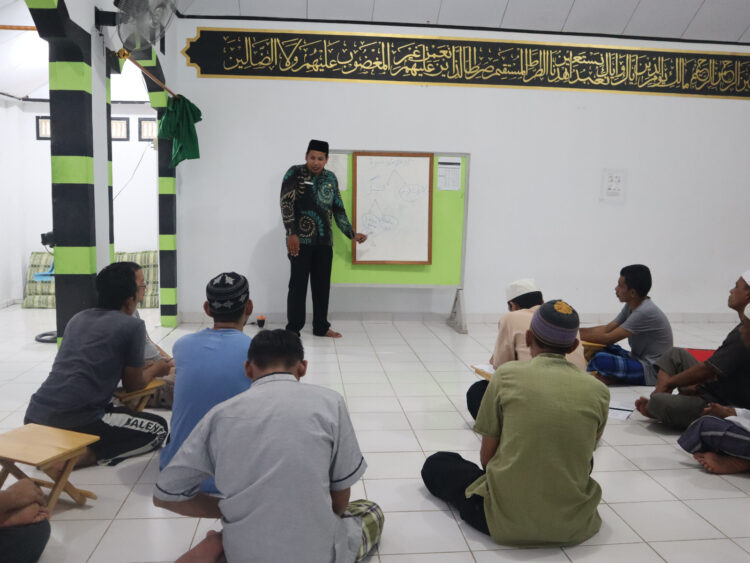 Bertempat di Masjid Nurul Insan Lapas Bitung, kegiatan ini dipimpin oleh Seksi Bimas Islam Kantor Urusan Agama (KUA) Kecamatan Ranowulu, Muhammad Akil, Rabu 14/12/23. Para warga binaan terlihat antusias dalam menerima materi seputaran tajwid dan tanda baca yang diberikan oleh Akil dan jajaran. Akil menegaskan bahwa penyebutan tajwid adalah hal yang utama sebab salah dalam penyebutan maka artinya akan keliru.