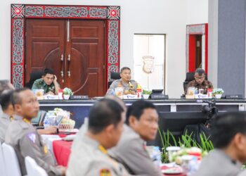 PIMPIN RAPAT: Kapolda Sumut Polda, irjen Pol Agung Setya Imam Effendi memimpin rapat lintas sektoral pengamanan Perayaan Natal dan Tahun Baru 2024 (Nataru) bersama stakeholder terkait di Aula Tribrata Mapoldasu, Kamis (14/12/2023). (Foto Dok/ Polda Sumut)