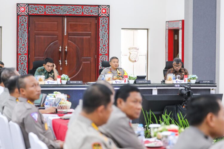PIMPIN RAPAT: Kapolda Sumut Polda, irjen Pol Agung Setya Imam Effendi memimpin rapat lintas sektoral pengamanan Perayaan Natal dan Tahun Baru 2024 (Nataru) bersama stakeholder terkait di Aula Tribrata Mapoldasu, Kamis (14/12/2023). (Foto Dok/ Polda Sumut)