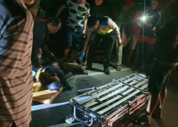 Seorang pengendara mobil Fortuner No Pol BK 1656 TJW berinisial RHS (23), Warga Dusun Pasar Hitam, Kecamatan Air Putih Kabupaten Batu bara menabrak pejalan kaki seorang laki laki bernama Tamrin Parhorasan Silaen (38) warga Sosor Tao, Desa Siantar Utara, Kecamatan Parmaksian, Kabupaten Toba.