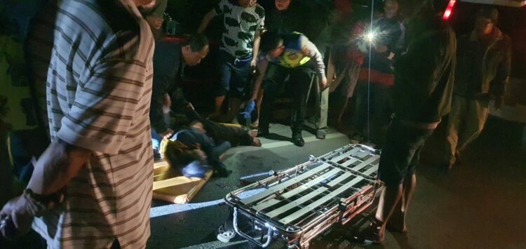 Seorang pengendara mobil Fortuner No Pol BK 1656 TJW berinisial RHS (23), Warga Dusun Pasar Hitam, Kecamatan Air Putih Kabupaten Batu bara menabrak pejalan kaki seorang laki laki bernama Tamrin Parhorasan Silaen (38) warga Sosor Tao, Desa Siantar Utara, Kecamatan Parmaksian, Kabupaten Toba.