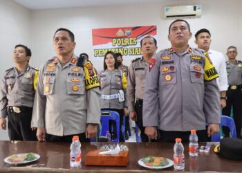 Kapolres Pematang Siantar AKBP Yogen Heroes Baruno SH, SIK mengikuti zoom meeting rapat koordinasi lintas sektoral ops terpusat lilin toba jajaran polda sumut dalam rangka pengamanan hari raya natal 2023 dan tahun baru 2024, Kamis 14 Desember 2023 bertempat di Ruang Call Centre 110 Polres Pematang Siantar.