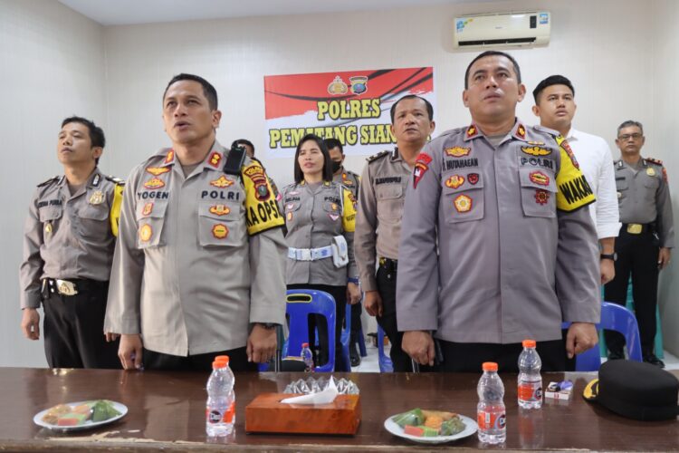 Kapolres Pematang Siantar AKBP Yogen Heroes Baruno SH, SIK mengikuti zoom meeting rapat koordinasi lintas sektoral ops terpusat lilin toba jajaran polda sumut dalam rangka pengamanan hari raya natal 2023 dan tahun baru 2024, Kamis 14 Desember 2023 bertempat di Ruang Call Centre 110 Polres Pematang Siantar.