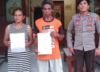 Anggota piket Reskrim, berhasil menyelesaikan sebuah kasus kekerasan dalam rumah tangga (KDRT) melalui pendekatan Problem Solving. Kasus ini melibatkan Pelapor/Korban, Novita Sadia, seorang wanita berusia 38 tahun yang bekerja sebagai MRT, dan Terlapor/Pelaku, John Kenedi Liatahi, seorang nelayan berusia 46 tahun. Peristiwa ini terjadi pada tanggal yang sama, sekitar pukul 02.00 Wita, di Kelurahan Pandu Lingkungan III, Kecamatan Bunaken, Kota Manado.