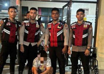 Patroli rayon Satuan Samapta Polresta Manado memberikan respons cepat terhadap aduan masyarakat terkait pencurian di SPBU Boulevard. Pencurian tersebut berhasil diatasi, dan tersangka berhasil ditangkap oleh petugas patroli, Rabu (13/12/2023).