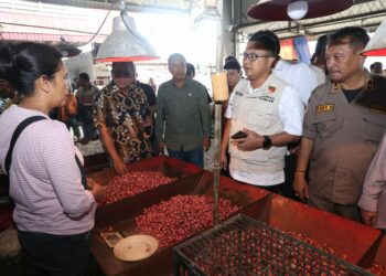 SIDAK HARGA: Polda Sumut bersama Tim Satgas Pangan Mabes Polri sidak harga bahan pokok ke sejumlah pasar di Medan, Kamis (14/12/2023). (Foto Dok/ Polda Sumut)