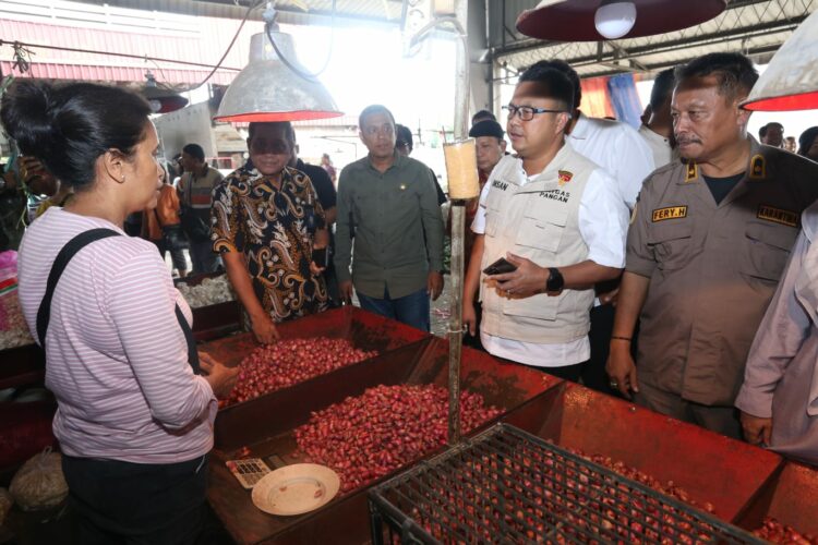 SIDAK HARGA: Polda Sumut bersama Tim Satgas Pangan Mabes Polri sidak harga bahan pokok ke sejumlah pasar di Medan, Kamis (14/12/2023). (Foto Dok/ Polda Sumut)