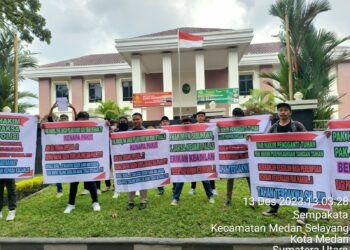Puluhan masyarakat yang tergabung di Masyarakat Anti Kekerasan menggelar aksi damai di Kejati Sumut terkait kasus dugaan Kekerasan Dalam Rumah Tangga (KDRT) yang dialami anggota DPRD Padang Lawas (Palas) Jenti Mutiara.