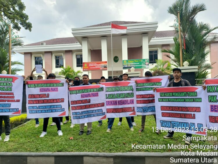 Puluhan masyarakat yang tergabung di Masyarakat Anti Kekerasan menggelar aksi damai di Kejati Sumut terkait kasus dugaan Kekerasan Dalam Rumah Tangga (KDRT) yang dialami anggota DPRD Padang Lawas (Palas) Jenti Mutiara.