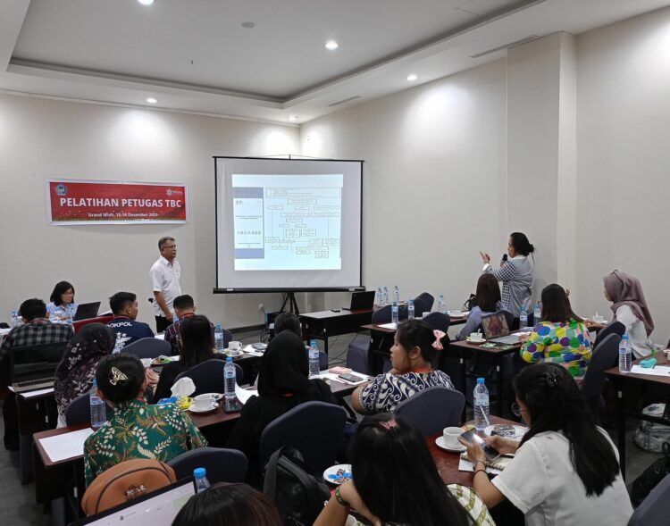 Guna meminimalisir penyebaran virus menular, Lembaga Pemasyarakatan (Lapas) Kelas IIB Bitung Kanwil Kemenkumham Sulawesi Utara mengikuti kegiatan pelatihan petugas TBC, Kamis (14/12/23).