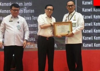 Menteri Hukum dan HAM RI, Yasonna H Laoly didampingi Plh Sekretaris Jenderal, Reynhard Silitonga menyerahkan penghargaan pelaksanaan Reformasi Birokrasi dalam pelaksanaan Wilayah Bebas Korupsi (WBK) kepada Kepala Kantor Wilayah kementerian Hukum dan HAM Sulawesi Utara, bersama 67 satuan kerja lainnya.