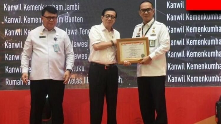 Menteri Hukum dan HAM RI, Yasonna H Laoly didampingi Plh Sekretaris Jenderal, Reynhard Silitonga menyerahkan penghargaan pelaksanaan Reformasi Birokrasi dalam pelaksanaan Wilayah Bebas Korupsi (WBK) kepada Kepala Kantor Wilayah kementerian Hukum dan HAM Sulawesi Utara, bersama 67 satuan kerja lainnya.