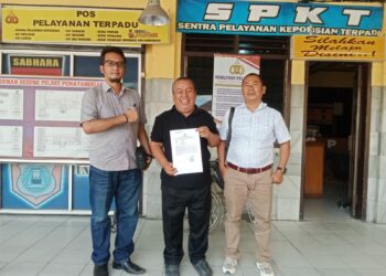 Piliaman Simarmata melalui kuasa hukumnya Ramot Chairul Saragih, SH dan Johansen RT Saragih, SH, CPM, saat ditemui wartawan, usai melakukan pelaporan dihalaman Polres Pematangsiantar, pada Jumat, (15/12/2023).