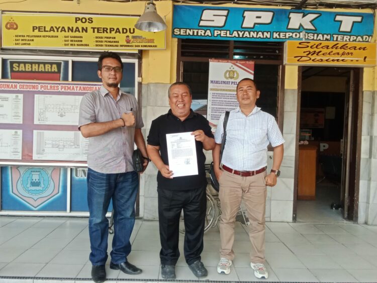 Piliaman Simarmata melalui kuasa hukumnya Ramot Chairul Saragih, SH dan Johansen RT Saragih, SH, CPM, saat ditemui wartawan, usai melakukan pelaporan dihalaman Polres Pematangsiantar, pada Jumat, (15/12/2023).