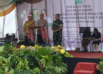 Personil Polsek Tanah Jawa yang dipimpin Kapolsek Tanah Jawa Kompol Manson Nainggolan. SH. M.Si Senin (15/12/2023) Pukul 10:30 Wib bersama Personil melaksanakan Monitoring dan Pengamanan Giat Ibadah Perayaan Natal Pemkab Simalungun bersama Masyarakat Kecamatan Hatonduhan yang dilaksanakan di Pekarangan Gereja HKI Jawa Tongah Nagori Jawa Tongah II Kecamatan Hatonduhan Kabupaten Simalungun.