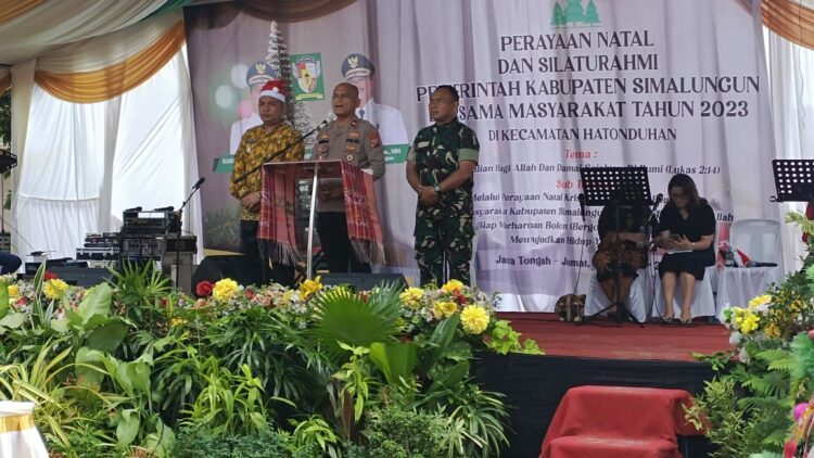 Personil Polsek Tanah Jawa yang dipimpin Kapolsek Tanah Jawa Kompol Manson Nainggolan. SH. M.Si Senin (15/12/2023) Pukul 10:30 Wib bersama Personil melaksanakan Monitoring dan Pengamanan Giat Ibadah Perayaan Natal Pemkab Simalungun bersama Masyarakat Kecamatan Hatonduhan yang dilaksanakan di Pekarangan Gereja HKI Jawa Tongah Nagori Jawa Tongah II Kecamatan Hatonduhan Kabupaten Simalungun.