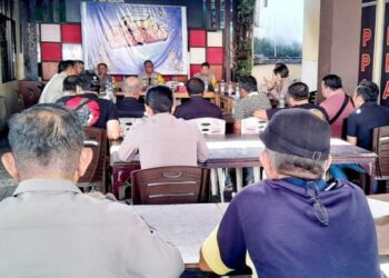 Polresta Manado menggelar “Giat Jumat Bacarita” pada hari Jumat, 15 Desember 2023, pukul 09.00 WITA, di Kantin Presisi Polresta Manado. Acara ini dihadiri oleh Kapolresta Manado, Waka Polresta Manado, dan sejumlah Pejabat Utama (PJU) Polresta Manado.